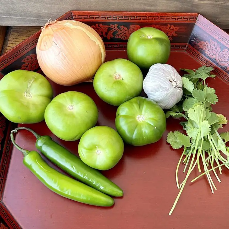 Ingredients for salsa de tomatillo tatemada