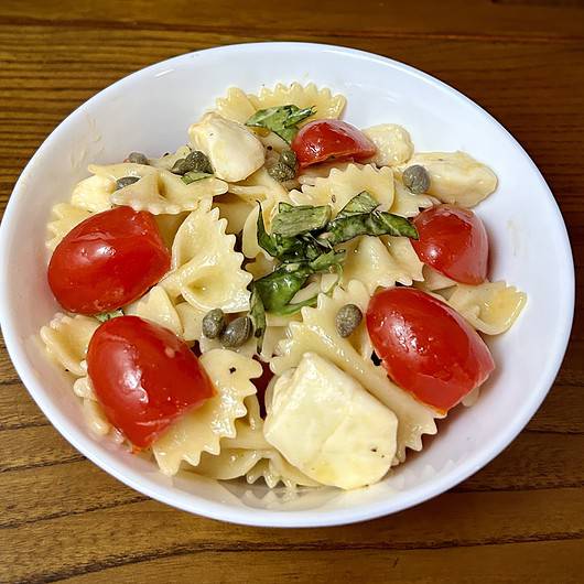 Ensalada de Pasta Caprese “Tricolore”: Una Imagen de Italia