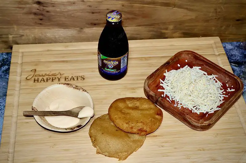 Arepitas dulces con malta, queso llanero y nata criolla