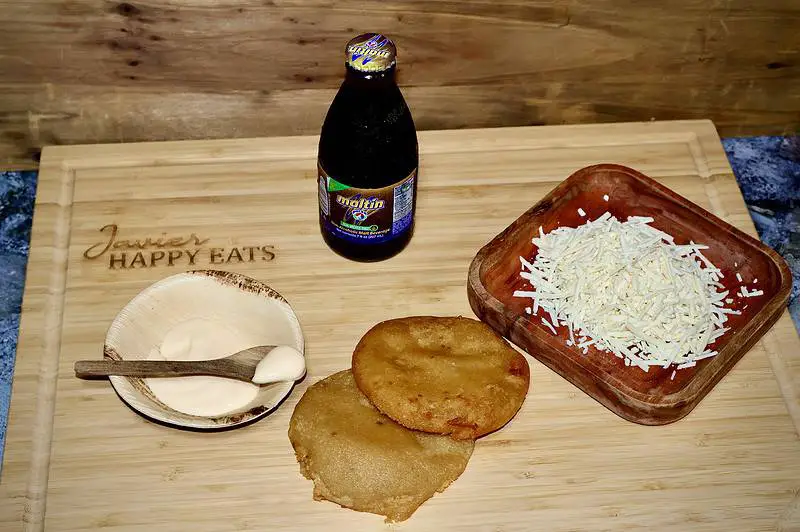 Arepitas dulces con malta, queso llanero y nata criolla
